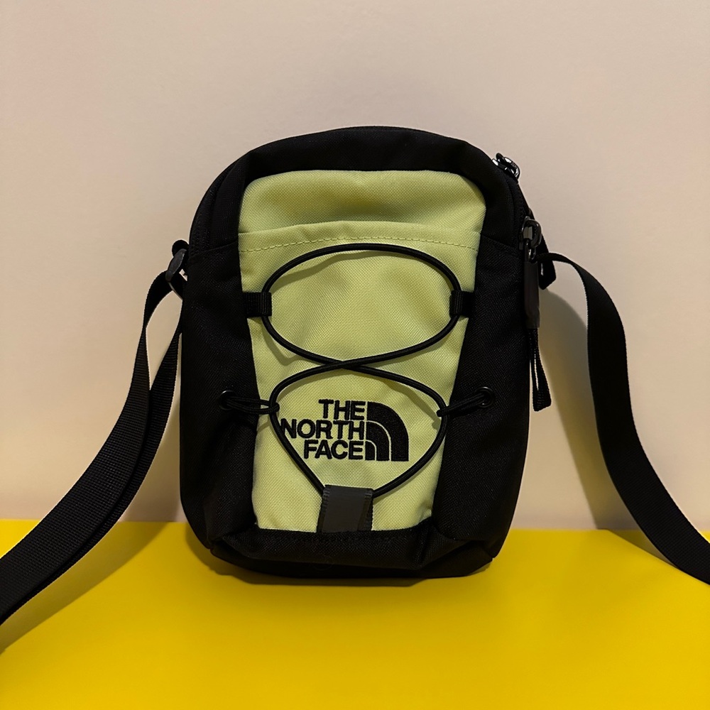 LIKE NEW! The North Face crossbody